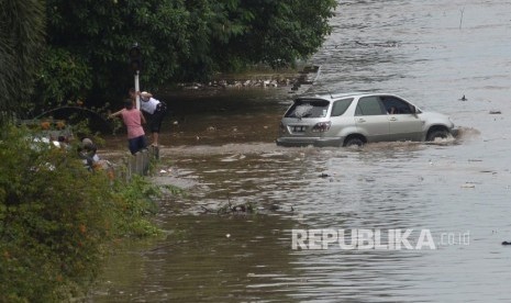 Kendaraan melintasi banjir yang menggenangi jalan menujun pintu tol Jatibening dan sebagian jalan tol di sekitar Jatibening, Bekasi, Jabar, Selasa (21/2). 