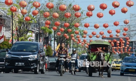 Kendaraan melintasi dibawah lampion Jalan Cakranegara, Kota Mataram, Nusa Tenggara Barat, Ahad (31/7).