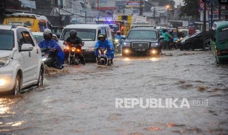 Kendaraan melintasi genangan air di Cinunuk, Kabupaten Bandung, Jawa Barat, Sabtu (16/1/2021). Hujan lebat di Bandung raya sejak Sabtu (16/1) siang hingga sore hari membuat Jalan Nasional dari Bandung menuju Garut dan Sumedang tergenang air serta membuat permukiman warga di Bumi Orange terendam Banjir setinggi 50 sentimeter hingga satu meter. 