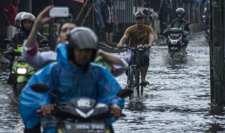 Kendaraan melintasi genangan air akibat hujan yangb terus mengguyur kawasan Jabodetabek (ilustrasi) 