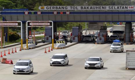 Kendaraan melintasi gerbang jalan Tol Trans Sumatera, Bakauheni, Lampung Selatan, Lampung, Jumat (6/5/2022). Arus balik dari arah Palembang menuju Pelabuhan Bakauheni, Lampung pada H+3 Lebaran terpantau ramai dan lancar.