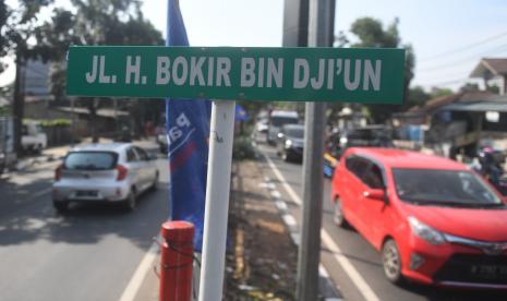 Kendaraan melintasi Jalan H Bokir Bin Dji