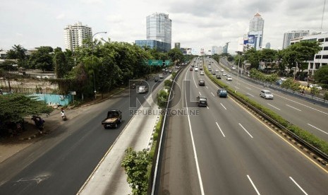   Kendaraan melintasi jalan Jenderal Gatot Subroto yang lenggang, Jakarta Selatan, Selasa (25/12). (Republika/Adhi Wicaksono)