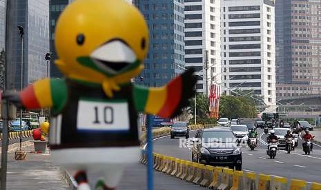 Kendaraan melintasi Jalan Jenderal Sudirman, Jakarta, Sabtu (25/8). Menteri Perhubungan Budi Karya Sumadi akan mengkaji untuk melakukan pencabutan penerapan perluasan ganjil-genap di Jakarta khusus pada hari Minggu. Hal ini dikarenakan waktu tempuh mobilisasi para atlet Asian Games berjalan sesuai target. 