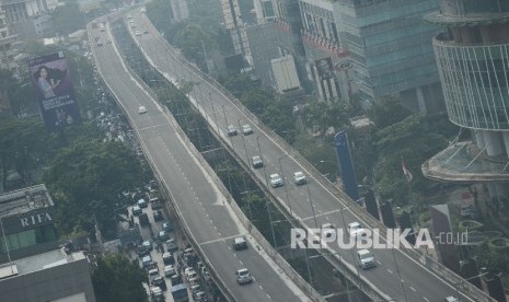 Kendaraan melintasi Jalan Layang Non Tol (JLNT) Kampung Melayu-Tanah Abang, Jakarta, Rabu (5/10). 