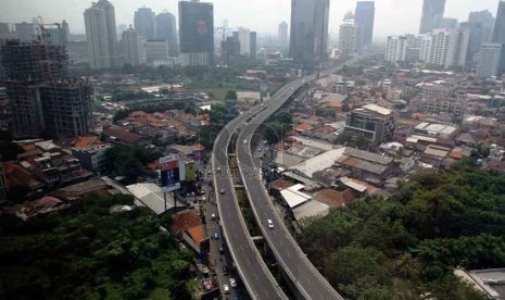 Kendaraan melintasi Jalan layang Non Tol (JLNT) kasablanka-Tanah Abang, Jakarta, Senin (15/9).(Republika/ Yasin Habibi).