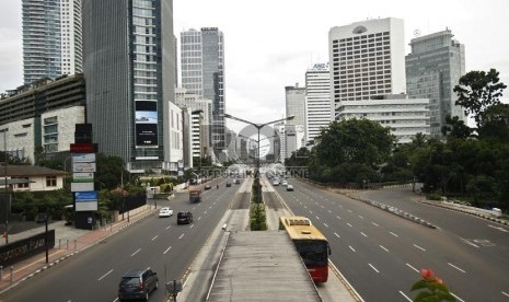 Kendaraan melintasi jalan MH. Thamrin yang lenggang di Jakarta Pusat, Selasa (25/12). (Republika/Adhi Wicaksono)