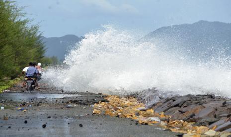 Badan Meteorologi Klimatologi dan Geofisika (BMKG) meminta warga yang tinggal dan beraktivitas di kawasan pesisir dan sekitarnya untuk waspada gelombang tinggi hingga empat meter.