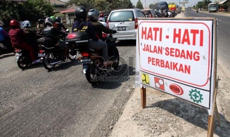  Kendaraan melintasi jalan rusak dan berdebu di jalur pantura, Jalan Raya Comohong, Brebes, Jawa Tengah, Sabtu (3/8).  (Republika/Yasin Habibi)