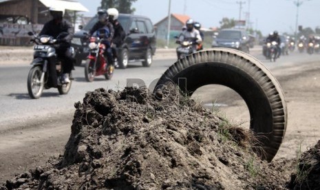  Kendaraan melintasi jalan rusak dan berdebu di jalur pantura, Jalan Raya Comohong, Brebes, Jawa Tengah, Sabtu (3/8).  (Republika/Yasin Habibi)