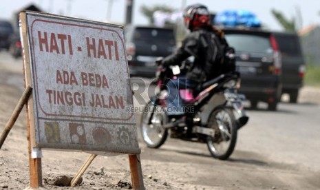  Kendaraan melintasi jalan rusak dan berdebu di jalur pantura, Jalan Raya Comohong, Brebes, Jawa Tengah, Sabtu (3/8).  (Republika/Yasin Habibi)