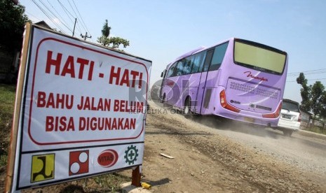  Kendaraan melintasi jalan rusak dan berdebu di jalur pantura, Jalan Raya Comohong, Brebes, Jawa Tengah, Sabtu (3/8).  (Republika/Yasin Habibi)