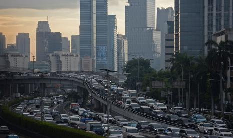 Kendaraan melintasi Jalan Tol Dalam Kota di kawasan Jalan Gatot Subroto di Jakarta.