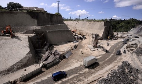 Kendaraan melintasi lokasi pembangunan jalan tol Manado-Bitung di Manado, Sulawesi Utara, Rabu (2/3).