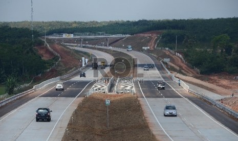 Kendaraan melintasi ruas jalan Tol Cipali, Jawa Barat, Jumat (26/6).   (Republika/Raisan Al Farisi)