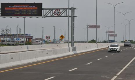 Kendaraan melintasi Tol Cibitung-Cilincing di Tarumajaya, Kabupaten Bekasi, Jawa Barat, Senin (10/10/2022). Tol Cibitung-Cilincing seksi 2 dan 3 segmen Telaga Asih-Gabus-Tarumajaya mulai diberlakukan tarif menggunakan sistem tertutup satu kartu untuk satu kendaraan mulai Minggu (09/10/2022). 