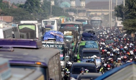  Kendaraan memadati ruas jalur utama pantura Subang-Karawang, Jawa Barat, Ahad (4/8).  (Republika/Yasin Habibi)