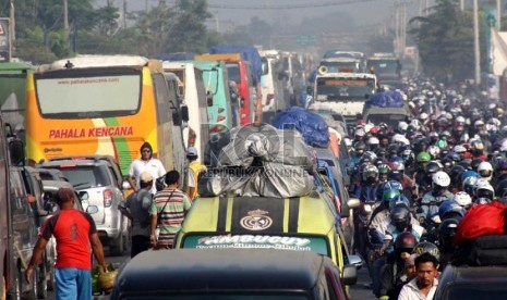  Kendaraan memadati ruas jalur utama pantura Subang-Karawang, Jawa Barat, Ahad (4/8).  (Republika/Yasin Habibi)