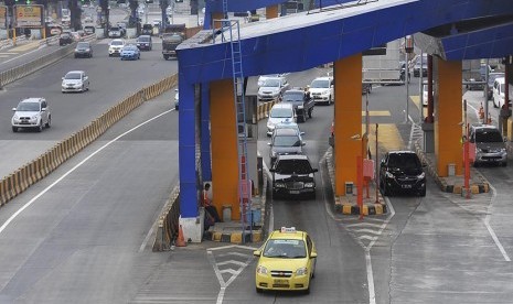  Kendaraan memasuki area gerbang tol di kawasan Pondok Ranji, Tangerang Selatan, Banten, Rabu (25/2).  (Antara/Puspa Perwitasar)