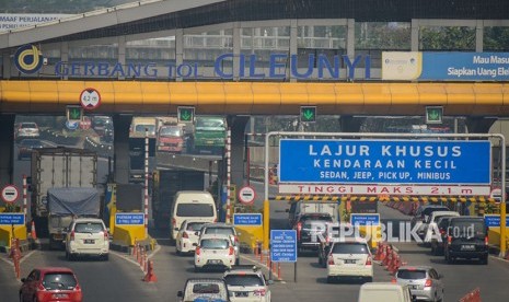 Kendaraan memasuki gerbang tol Cileunyi di Kabupaten Bandung, Jawa Barat, Kamis (7/6). 