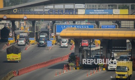 Kendaraan memasuki gerbang tol Cileunyi di Kabupaten Bandung, Jawa Barat, Kamis (7/6). 