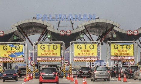 Kendaraan memasuki Gerbang Tol (GT) Palimanan di Cirebon, Jawa Barat, Jumat (8/6). 