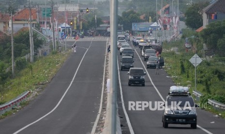 Kendaraan memasuki pintu Tol Brebes Timur-Pejagan, Brebes, Jawa Tengah, Sabtu (9/7). (Republika/Wihdan Hidayat)