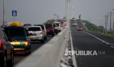 Kendaraan memasuki pintu Tol Brebes Timur-Pejagan, Brebes, Jawa Tengah, Sabtu (9/7). (Republika/Wihdan Hidayat)