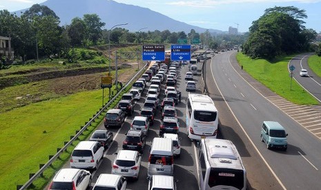 Kendaraan mengantre keluar pintu Tol Gadok, Puncak, Kabupaten Bogor, Jawa Barat, Sabtu (10/12).