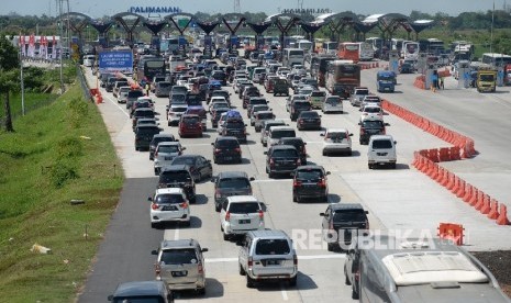 Kendaraan mengular menunggu antrean keluar Tol Cipali, Palimanan, Jawa Barat, Jumat (1/7). (Republika/Wihdan Hidayat)