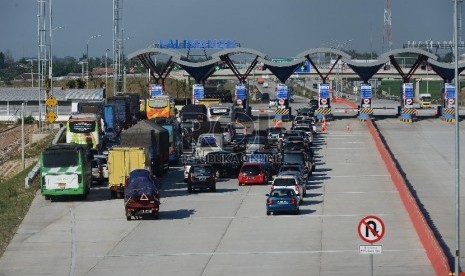 Kendaraan menuju gerbang Tol Palimanan, Cirebon, Jawa Barat, Jumat (26/6). 