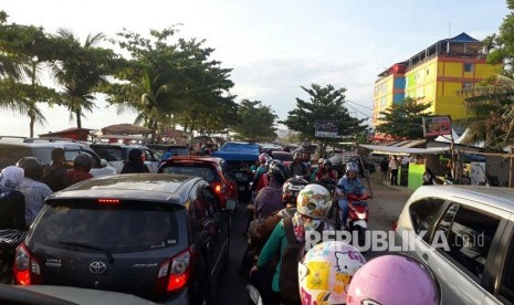 Kendaraan menumpuk di sepanjang Jalan Samudra atau kawasan Pantai Padang, Selasa (19/6) sore. 