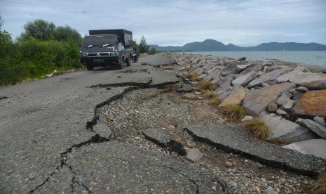 Kendaraan milintasi jalan pantai yang rusak diterjang gelombang pasang purnama di kawasan wisata Pantai Ulee dan Kampung Jawa, Banda Aceh, Aceh, Selasa (26/5/2020). Jalan pantai yang menghubungi dua desa wisata di Banda Aceh itu, terus mengalami kerusakan dan di beberapa titik terancam putus akibat diterjang gelombang pasang purnama. 