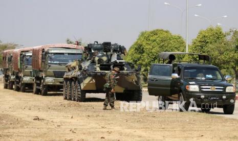 Kendaraan militer dan tentara berjaga di sebuah jalan di Naypyitaw, Myanmar, Rabu (3/2). Militer Myanmar merebut kekuasaan dan mengumumkan keadaan darurat selama satu tahun setelah menangkap Penasihat Negara Aung San Suu Kyi dan Presiden Myanmar Win Myint 