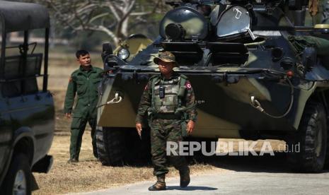  Kendaraan militer dan tentara berjaga di sebuah jalan di Naypyitaw, Myanmar,  Rabu (3/2). Militer Myanmar merebut kekuasaan dan mengumumkan keadaan darurat selama satu tahun setelah menangkap Penasihat Negara Aung San Suu Kyi dan Presiden Myanmar Win Myint. 