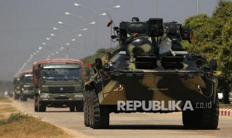  Kendaraan militer dan tentara berpatroli di jalan di Naypyitaw, Myanmar,  Rabu (3/2). Militer Myanmar merebut kekuasaan dan mengumumkan keadaan darurat selama satu tahun setelah menangkap Penasihat Negara Aung San Suu Kyi dan Presiden Myanmar Win Myint.