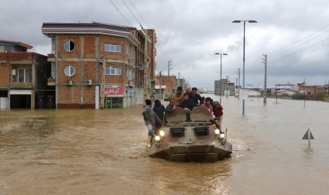 Kendaraan militer digunakan mengevakuasi warga setelah banjir bandang melanda Kota Aq Qala di Provinsi Golestan, Iran, Senin, 25 Maret 2019.