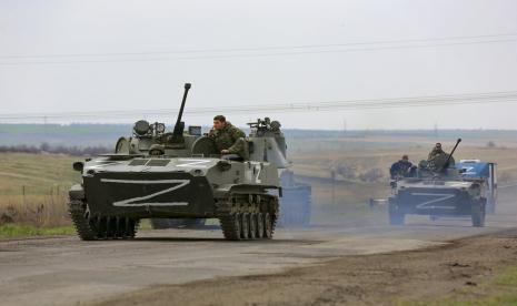 Kendaraan militer Rusia bergerak di jalan raya di daerah yang dikuasai oleh pasukan separatis dukungan Rusia di dekat Mariupol, Ukraina, 18 April 2022. Mariupol, pelabuhan strategis di Laut Azov, telah dikepung oleh pasukan Rusia dan pasukan separatis di Ukraina timur selama lebih dari enam minggu.