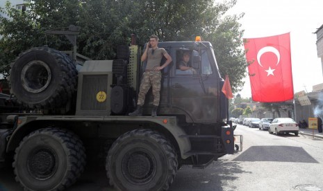 Kendaraan militer Turki yang membawa tank sedang menuju Suriah Utara untuk operasi militer di daerah Kurdi, dekat perbatasan Suriah, dekat distrik Akcakale di Sanliurfa, Turki. 