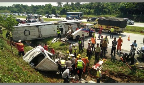 Kendaraan minibus Avanza mengalami kecelakaan terguling di tol Cipali, Ahad (3/7).