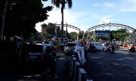 Kendaraan mulai memadati Kebun Binatang Ragunan, Jakarta Selatan, Senin (25/12). Banyak pengunjung yang memanfaatkan waktu libur panjang hingga tahun baru dengan berwisata ke Ragunan bersama keluarga. 