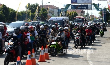 Kendaraan padat merayap dari arah pintu keluar Brebes Timur menuju Tegal, Tegal, Jawa Tengah, Kamis (7/7). (Republika/Wihdan Hidayat)