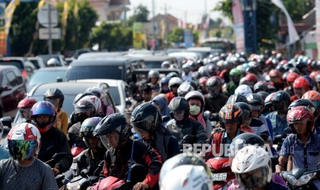 Kendaraan padat merayap dari arah pintu keluar Brebes Timur menuju Tegal, Tegal, Jawa Tengah, Kamis (7/7). (Republika/Wihdan Hidayat)