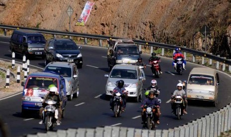   Kendaraan para pemudik menuju Kota Bandung dan Jakarta melintasi Jalan Lingkar Nagreg, Bandung, Jawa Barat, Rabu (22/8) siang.  (Prayogi)