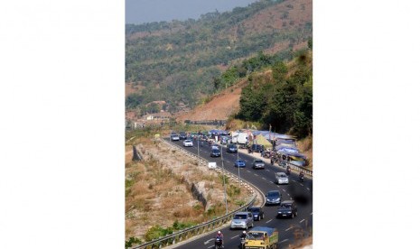   Kendaraan para pemudik menuju Kota Bandung dan Jakarta melintasi Jalan Lingkar Nagreg, Bandung, Jawa Barat, Rabu (22/8) siang.  (Prayogi)