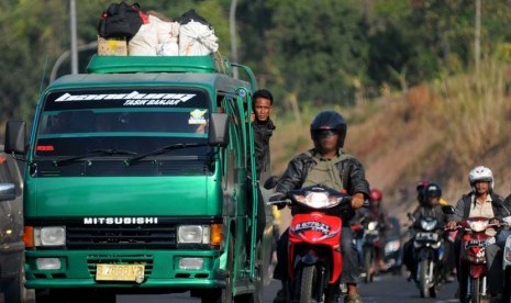   Kendaraan para pemudik menuju Kota Bandung dan Jakarta melintasi Jalan Lingkar Nagreg, Bandung, Jawa Barat, Rabu (22/8) siang.  (Prayogi)