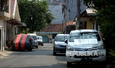  Kendaraan parkir pada badan jalan di Jakarta Pusat, Ahad (10/9). 