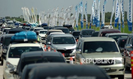 Kendaraan pemudik antre di gate tol darurat Kertasari, Kabupaten Tegal, Jawa Tengah, Rabu (13/6).