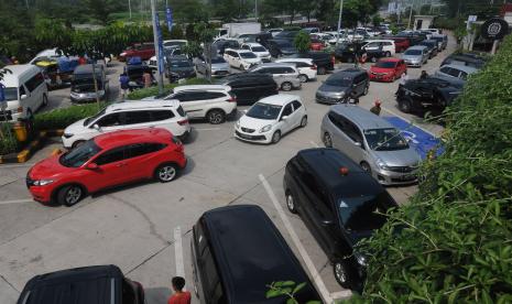 Kendaraan pemudik antre memasuki area parkir di rest area (ilustrasi).