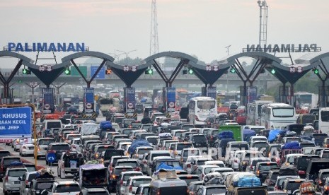 Kendaraan pemudik antre membayar di pintu keluar Tol Cipali, Jawa Barat